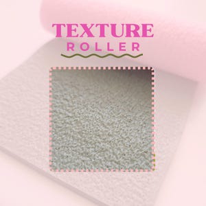 Puede incluir: Primer plano de una superficie texturizada, enmarcada por una línea de puntos rosa, con las palabras "TEXTURE ROLLER" en rosa encima. Un rodillo rosa está en el fondo. La superficie tiene un aspecto claro y poroso.
