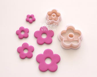 Emporte-pièce en forme de donut à cinq pétales de fleurs en pâte polymère : breloques florales printanières