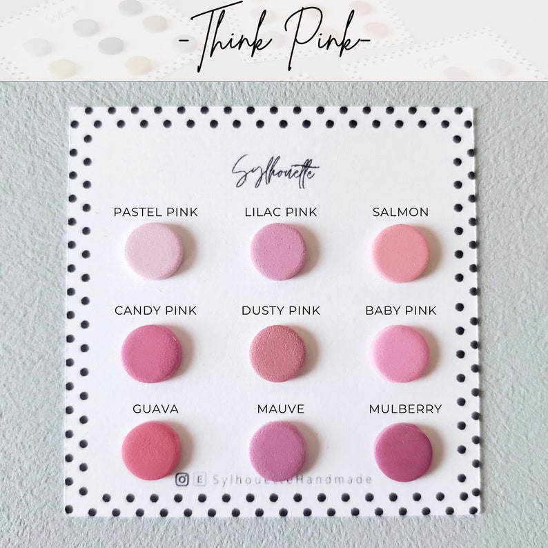 Pode incluir: Um cart&atilde;o branco com pontos pretos ao redor da borda. O cart&atilde;o tem o texto "Think Pink" no topo e "Sylhouette" em uma fonte de escrita abaixo. O cart&atilde;o tem nove amostras de argila redondas e coloridas etiquetadas com diferentes tons de rosa, incluindo Pastel Pink, Lilac Pink, Salmon, Candy Pink, Dusty Pink, Baby Pink, Guava, Mauve e Mulberry. O cart&atilde;o tamb&eacute;m tem um pequeno logotipo do Instagram e o texto "@SylhouetteHandmade".