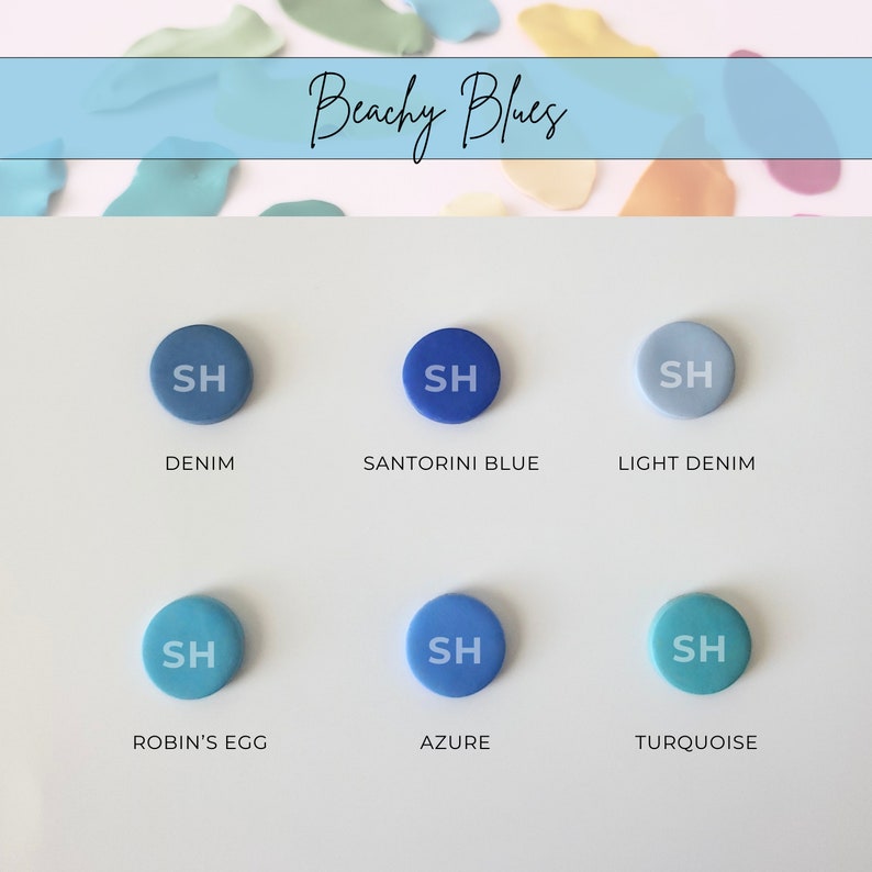 Puede incluir: Seis peque&ntilde;as muestras redondas de pintura azul, etiquetadas con los nombres "Denim", "Azul Santorini", "Denim claro", "Huevo de petirrojo", "Azul" y "Turquesa".
