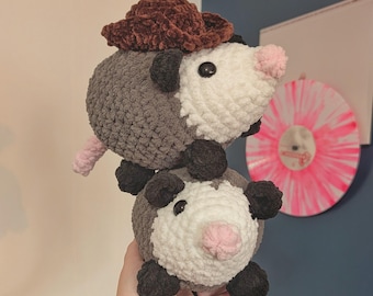 Gehaakte knuffel cowboy of gewone opossum / handgemaakte amigurumi knuffel schattig kawaii cadeau voor haar hem cowboyhoed opossum beestje