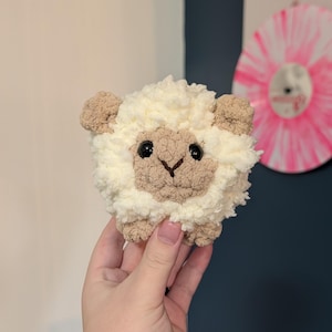 Pluche knuffel van een zacht babyschaapje // pluizig handgemaakt amigurumi knuffellammetje, schattig paascadeau voor hem of haar