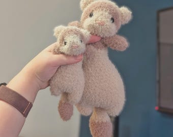 Gewogen fuzzy floppy fret gehaakte knuffel//handgemaakte pluche amigurumi knuffeldier soep buik wezel speelgoed schattig kawaii cadeau beestje