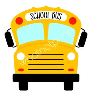 Pode incluir: Ilustração de um ônibus escolar amarelo com o texto "SCHOOL BUS" no topo. O ônibus tem rodas pretas, faróis e espelhos laterais. Círculos vermelhos nos cantos superiores. As janelas são azul claro.