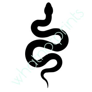 Könnte beinhalten: Eine massive schwarze Silhouette einer Schlange in einer vertikalen, geschwungenen S-Form. Das Design zeigt eine glatte, durchgehende Kontur des Reptilienkörpers. Der Text whatnotprints ist in einem hellen, transparenten Cyan mittig überlagert.