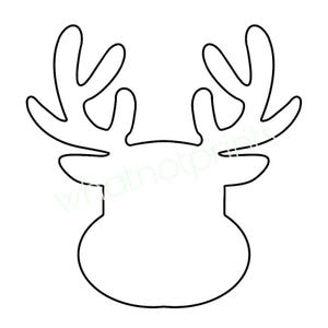 Puede incluir: Un contorno negro de una cabeza de reno con cuernos. El diseño es simple y gráfico, adecuado para manualidades o decoraciones navideñas. Los cuernos están detallados con múltiples puntas, y la cabeza tiene una forma redondeada.