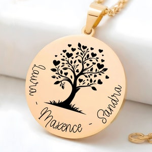Peut inclure: Collier en or avec un pendentif rond représentant une silhouette noire d'un arbre avec des cœurs. Le pendentif est gravé des noms "Laura", "Maxence" et "Sandra".