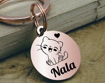 Puede incluir: Llavero de gato de oro rosa con una ilustración de gato de dibujos animados y el nombre "Nala" grabado en una etiqueta redonda.