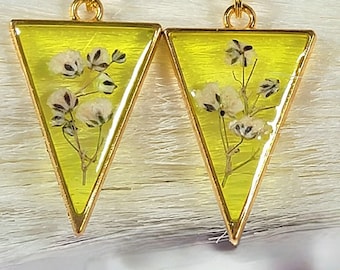 Brincos de botão de cravo branco, brincos de resina amarela brilhante, joias florais banhadas a ouro, pingente de flor de primavera, acessório inspirado na natureza