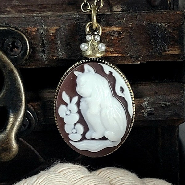 Cat Cameo Necklace with Pearls | Vintage-Inspired Oval Feline Pendant | Classic Handcrafted Jewelry for Kitten Lovers