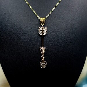 Collier design entrelacé flèche en or rose et coeur en or, bijoux Cupidon, symbole romantique, bijoux élégants, design classique mais tendance