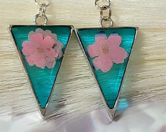 Brincos de pétalas prensadas rosa, pendente de prata esterlina com design tranquilo, joias ecológicas inspiradas na natureza com flores prensadas azuis e rosa