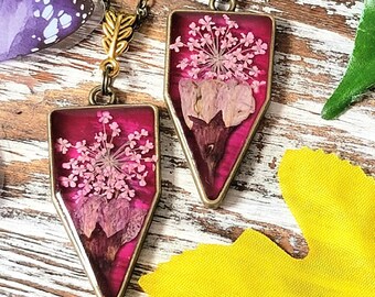 Colar de flores elegantemente trabalhado, joias inspiradas na primavera, pingente de botão de pétala rosa, natureza encontra design artístico, acessório de noiva atemporal