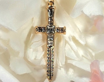 Colar com pingente de punhal de crucifixo cravejado de strass | Joias Espirituais Unissex | Acessório ousado inspirado na fé | Pingente Espada Sagrada