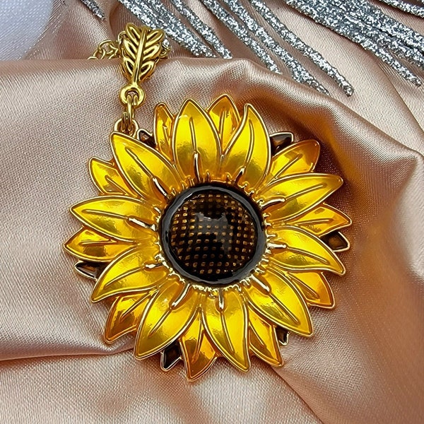 Dainty Sunflower Necklace, Floral Jewelry, Nature Inspired Jewellery, Summer Theme Accessories, For the Sunflower Lovers, Unique Trendy Gift