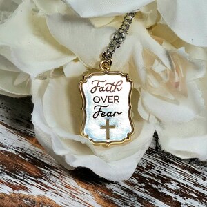 Collar grabado "Fe sobre el miedo", elegante colgante cristiano para mujer, joya religiosa para ocasiones especiales, accesorio inspirador.