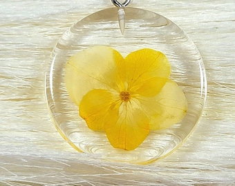 Colar de flor amarela brilhante, acessório Boho moderno, joias florais elegantes, design ecológico, estilo minimalista, joias Boho Chic