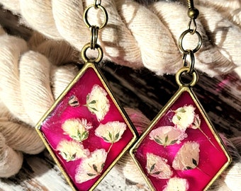 Brincos de cravo fúcsia e branco, flores reais prensadas, inspirados em noivas, joias inspiradas em noivas, presente para dama de honra, flores preservadas