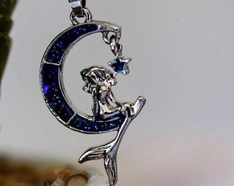 Colar sereia prateada em lua crescente brilhante, joias com tema do mar, corrente de aço inoxidável 304, fase meia lua com brilho azul e prateado
