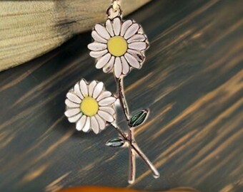 Colar com pingente de margarida dupla, pingente floral pequeno, pingente de estilo jovem, acessório botânico elegante, joias inspiradas na natureza, arte floral