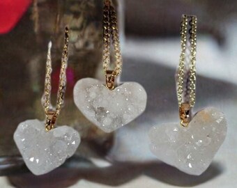 Colar de coração de quartzo | Charme de pedra natural branca | Joias Boho elegantes | Presente romântico moderno | Acessório Boho de luxo | Declaração de moda