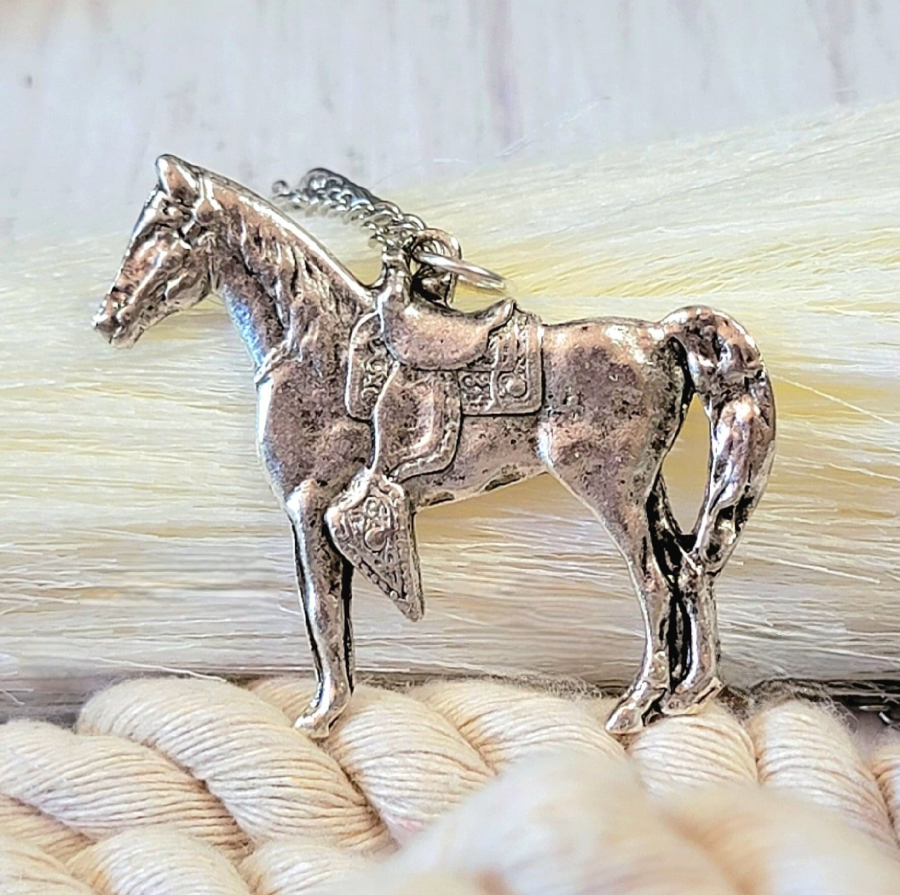 Collier Cravate Cheval Couleur Or/argent - Style Country Avec Cordelette Noire - Occasion