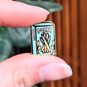 Japanischer Matcha Pocky Emaille Pin | Matcha Pocky | Japanisches Essen | Kawaii Hard Emaille Pin | Taschenaccessoire | Niedliche Accessoires | Für Taschen