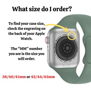 Puede incluir: Primer plano de la parte posterior de un Apple Watch con una correa verde. La esfera del reloj tiene el texto "GPS WR-50M WATCH SERIES" y "44MM ALUMINUM & CERAMIC CASE CERAMIC ALUMINUM". El texto "38/40/41mm o 42/44/45mm" est&aacute; debajo del reloj.