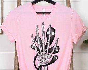 Whimsigoth Skeleton Hand Shirt voor Halloween - Pastel Goth Shirt - Spooky Pink Gothic Kleding