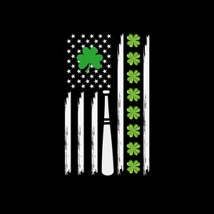 Op de afbeelding: Een grafisch ontwerp op een zwarte achtergrond met een Amerikaans vlagontwerp met een honkbalknuppel, een groene klaver en groene klavers. De sterren van de vlag zijn wit en de strepen zijn wit. De honkbalknuppel is wit.