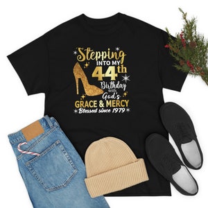 Idées de chemises pour le 44e anniversaire | Entrer dans mon anniversaire avec la chemise de cadeau de dieux | Dieux Grace et miséricorde Svg | Chemise d'anniversaire personnalisée
