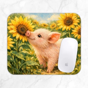 Peut inclure: Un tapis de souris rectangulaire présentant une peinture à l'huile d'un petit porcelet rose clair debout parmi des tournesols jaune vif avec des feuilles vertes sous un ciel bleu. Une souris d'ordinateur sans fil blanche repose sur le côté droit.