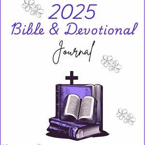 Peut inclure: Une couverture de journal blanche avec le texte violet 2025 Bible & Devotional Journal. Le design comprend une illustration centrale de livres empilés avec un livre ouvert sur le dessus et une croix, entourés de fleurs de cerisier rose pâle.