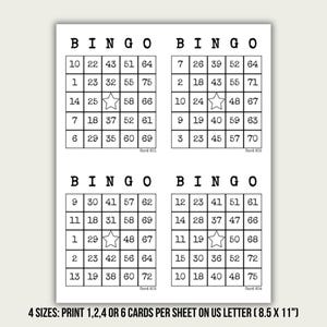 Può includere: Un foglio stampabile contenente quattro cartelle di bingo in bianco e nero, ciascuna con una griglia cinque per cinque, un'icona a stella centrale e il testo BINGO in alto. Il testo in basso recita 4 SIZES: PRINT 1, 2, 4 OR 6 CARDS PER SHEET ON US LETTER (21,59 X 27,94 CM).