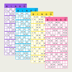 Op de afbeelding: Vier verticale bingokaarten in paars, blauw, geel en roze, elk met een raster met de letters B, I, N, G, O bovenaan. Elke kaart is in de rechterbovenhoek gelabeld als Card 2, Card 3, Card 4 en Card 1, en bevat verschillende getallen.