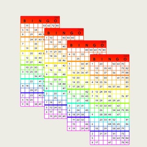 Peut inclure: Quatre cartes de bingo rectangulaires disposées en cascade diagonale. Chaque carte présente une grille avec les lettres B, I, N, G, O en haut et divers nombres dans les cases. Les cartes affichent un fond en dégradé arc-en-ciel.