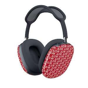 Könnte beinhalten: Graue Over-Ear-Kopfhörer mit roten Ohrmuscheln. Die Ohrmuscheln sind mit einem sich wiederholenden Muster aus weißen griechischen Buchstaben versehen. Das Kopfband und die Ohrpolster sind grau.