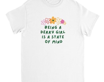 Essere una ragazza di Derry è uno stato d'animo! T-shirt girocollo unisex pesante stampata floreale colorata