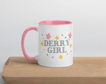Tazza colorata floreale carina Derry Girl con dettagli rosa