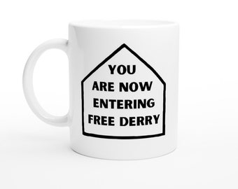 Ora stai entrando nella tazza in ceramica bianca stampata minimalista di Derry gratuita da 11 once