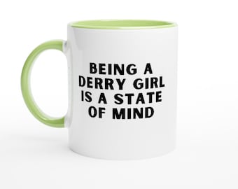 Essere una Derry Girl è uno stato mentale! Divertente tazza in ceramica bianca minimalista da 11 once con interno verde