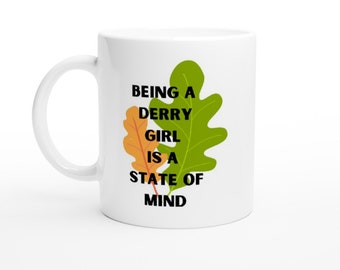 Essere una Derry Girl è uno stato d'animo! Regalo regalo Derry Oak Leaf Tazza in ceramica bianca da 11 once con scritta divertente