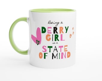 Essere una ragazza di Derry è uno stato d'animo Divertente Derry Girls Tazza in ceramica colorata verde e bianca da 11 once con colore all'interno