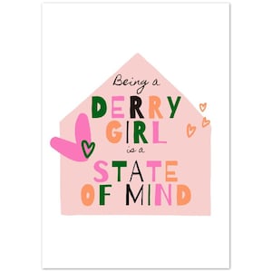NO FRAME Being a Derry Girl es un póster de State of Mind en póster de papel mate