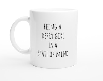 Essere una Derry Girl è uno stato mentale! Derry Girl citazione divertente. Tazza in ceramica bianca da 11 once