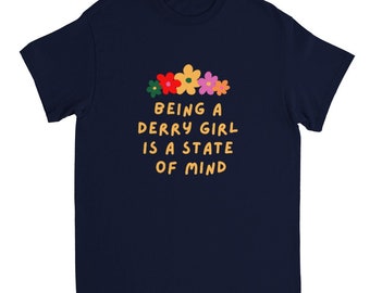 Essere una ragazza di Derry è uno stato d'animo T-shirt girocollo unisex pesante stampata floreale colorata blu navy e verde