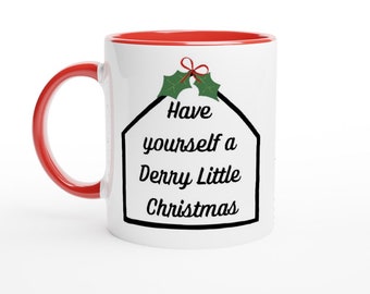 Regalati una tazza in ceramica bianca stampata bianca da 11 once di Derry Little Christmas Fun con colore all'interno