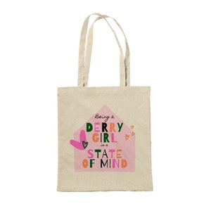 Ein Derry Girl zu sein ist ein Geisteszustand! Mehrfarbige Option mit Fun Derry Girls Slogan Classic Tote Bag