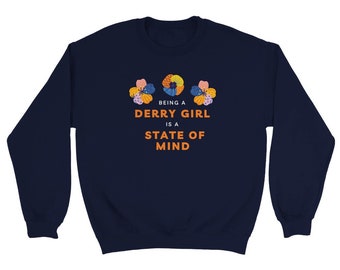 Being a Derry Girl è una felpa girocollo unisex classica di State of Mind