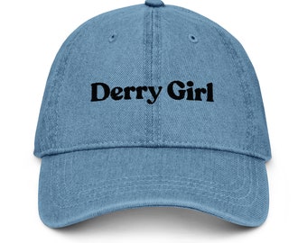 Cappello unisex in denim Derry Girl con ricamo nero